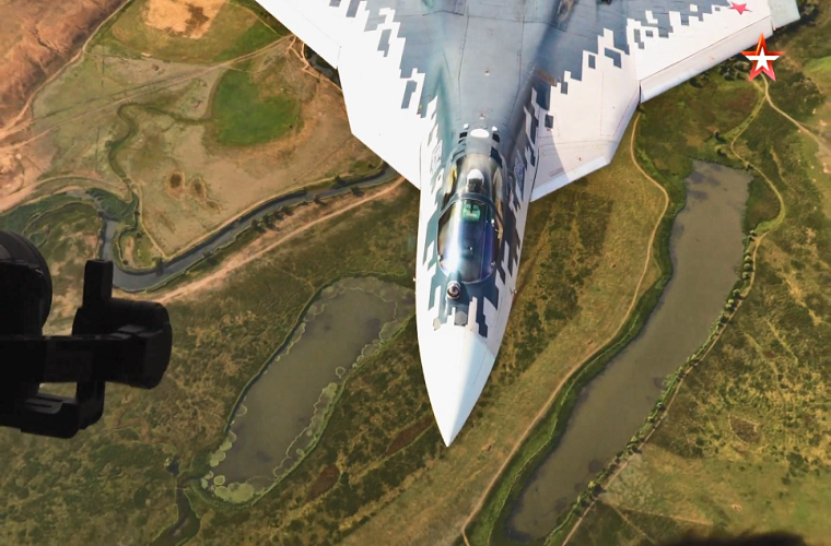 Trong phóng sự của tvZvezda, phi đội gồm bốn chiếc Sukhoi Su-57 cũng thực hiện màn bay trình diễn cho truyền thông Nga, trong đó có cả động tác bay nhào lộn và cơ động trên một trong những tính năng đặc trưng của các dòng chiến đấu cơ Sukhoi. Nguồn ảnh: tvzvezda.