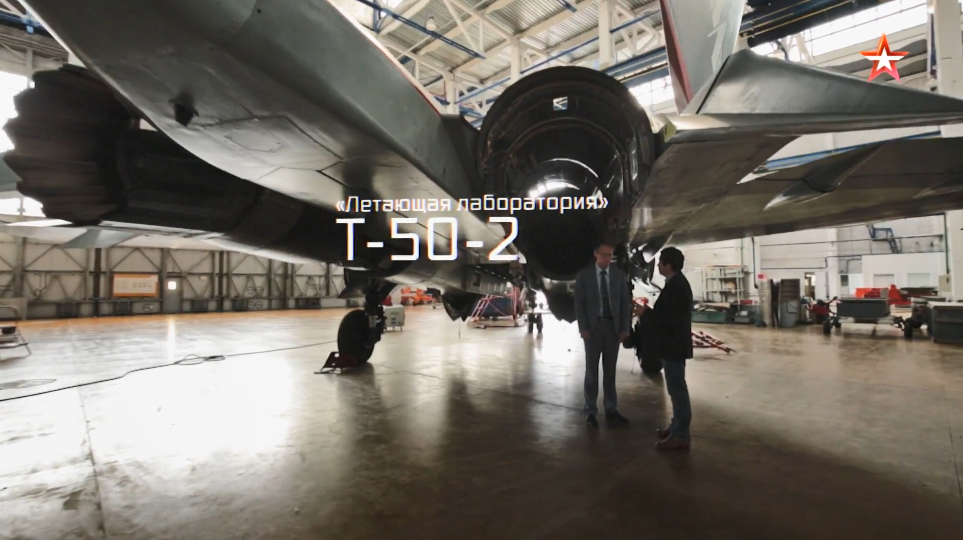 Hiện vẫn chưa rõ kênh tvZvezda vô tình hay cố ý để lộ mô hình của chiến đấu cơ trên nhưng đây có vẻ là truyền thống của Nga trước khi họ công khai về một mẫu vũ khí mới nào đó, tương tự như trường hợp của Sukhoi Su-57 (trước đây là PAK FA hoặc T-50) hay ngư lôi hạt nhân Poseidon (trước kia gọi bằng cái tên Status 6). Nguồn ảnh: tvzvezda.