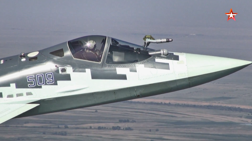 Một tính năng đáng chú ý khác trên Su-57 được giới thiệu là hệ thống cần tiếp nhiên liệu trên không cho phép chiến đấu cơ này tăng tầm tác chiến lên gấp đôi từ bán kính chiến đấu 1.500km như hiện tại với hành trình bay siêu âm và mang đầy tải vũ khí. Nguồn ảnh: tvzvezda.