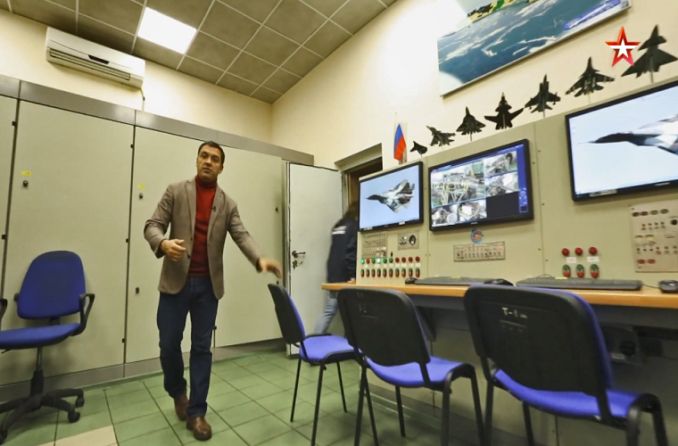 Trong một chương trình giới thiệu về dòng chiến đấu cơ tàng hình thế hệ 5 Sukhoi Su-57 mới đây, kênh truyền hình tvZvezda (kênh truyền thông chính thức của Bộ Quốc phòng Nga) đã hớ hênh để lộ mô hình chiến đấu cơ thế hệ mới của Nga, và theo đó nó được cho là chiến đấu cơ thế hệ 6 đang được UAC – Tập đoàn sản xuất máy bay thống nhất của Nga phát triển dành cho không quân nước này. Nguồn ảnh: tvzvezda.