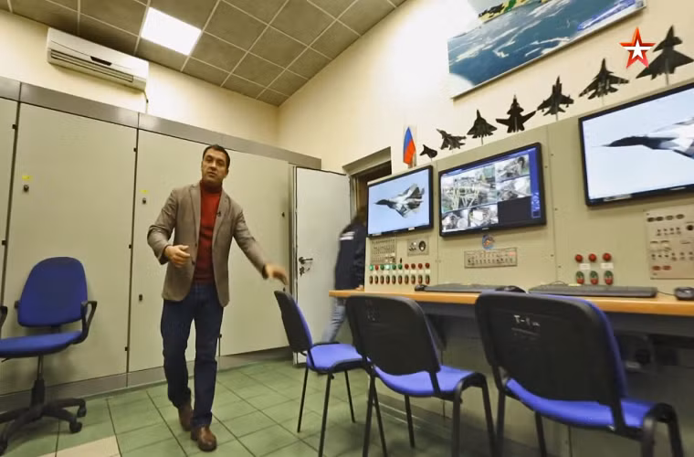 Trong một chương trình giới thiệu về dòng chiến đấu cơ tàng hình thế hệ 5 Sukhoi Su-57 mới đây, kênh truyền hình tvZvezda (kênh truyền thông chính thức của Bộ Quốc phòng Nga) đã hớ hênh để lộ mô hình chiến đấu cơ thế hệ mới của Nga, và theo đó nó được cho là chiến đấu cơ thế hệ 6 đang được UAC – Tập đoàn sản xuất máy bay thống nhất của Nga phát triển dành cho không quân nước này. Nguồn ảnh: tvzvezda.