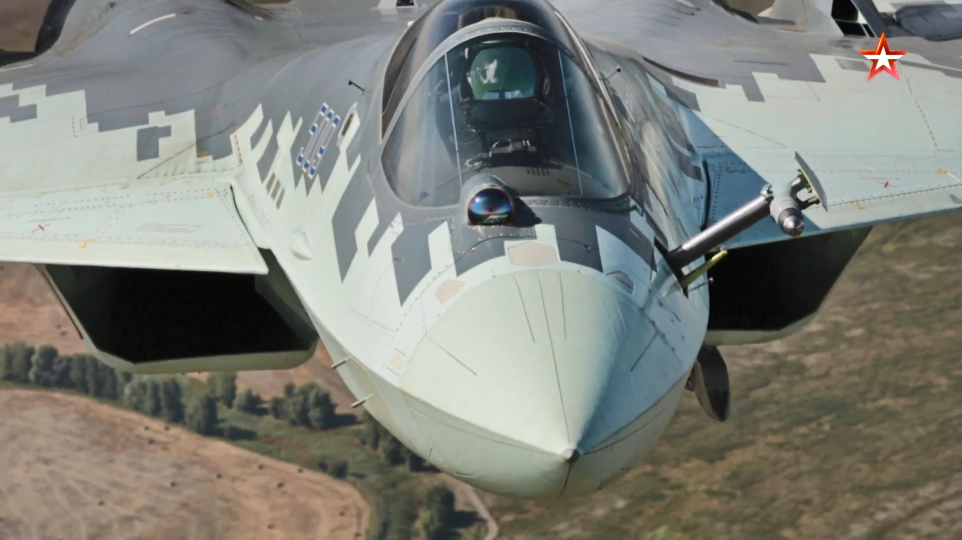 Cận cảnh buồng lái của Su-57 khi triển khai cần tiếp nhiên liệu trên không, cạnh đó khối quang điện 101KS-V của hệ thống tìm kiếm và theo dõi hồng ngoại IRST. Nguồn ảnh: tvzvezda.