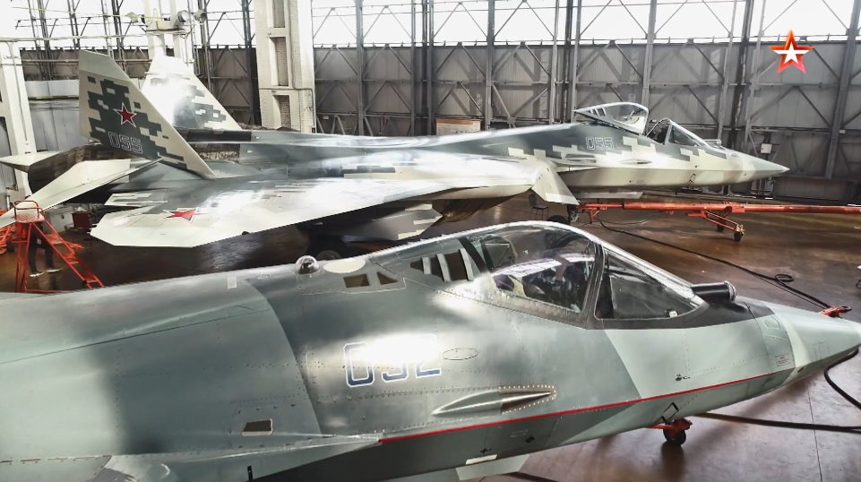 Ngoài ra, để tăng cường tính năng tàng hình cho máy bay, khung thân và chất phủ bên ngoài được sản xuất bằng vật liệu đặc biệt. Lô chiến đấu cơ Su-57 đầu tiên của Không quân Nga sẽ được chuyển giao trong năm 2019. Nguồn ảnh: tvzvezda.