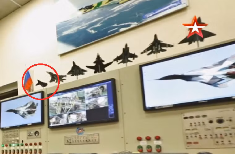 Theo đó trong số 7 mẫu chiến đấu cơ tiêu biểu đại diện cho các công nghệ hàng không tiên tiến nhất đang được UAC phát triển, thì đứng cuối cùng (trong hình tròn đỏ) là một mô hình chiến đấu cơ thế hệ mới có thiết kế khá đặc biệt và chưa từng xuất hiện trước đây. Và theo nhiều chuyên gia quân sự đánh giá đây rất có thể là mô hình chiến đấu cơ thế hệ thứ 6 đang được UAV phát triển và hiện vẫn chưa rõ là sẽ thuộc phân hệ MiG hay Sukhoi. Nguồn ảnh: tvzvezda.