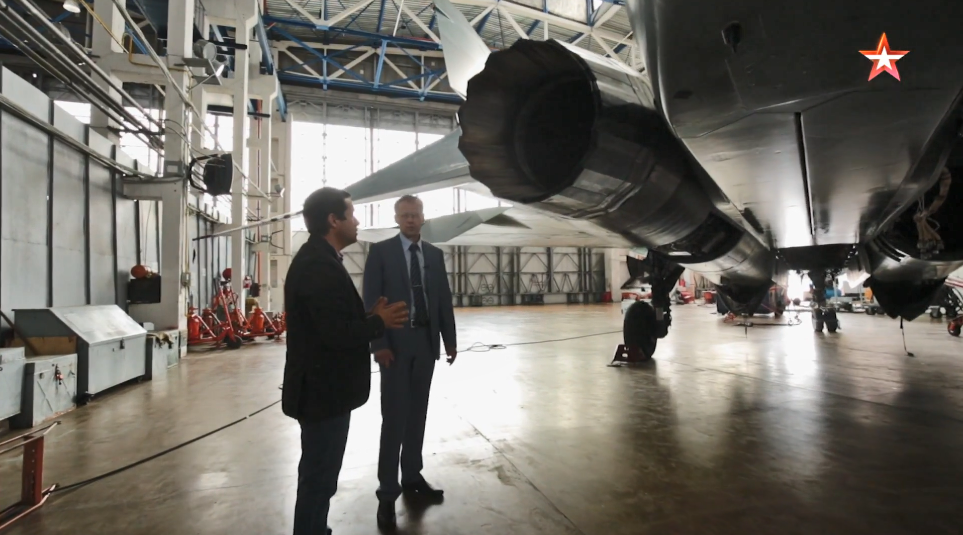 Cũng trong phóng sự của tvZvezda, kênh truyền thông chính thức của Bộ Quốc phòng Nga còn “vô tình” để lộ nhiều tính năng mới trên Sukhoi Su-57 cũng như quá trình phát triển, thử nghiệm và sản xuất dòng chiến đấu cơ thế hệ 5 này. Trong đó đặc biệt có cả hình ảnh khoang vũ khí của Su-57, thứ chưa bao giờ xuất hiện trong công khai trên truyền thông Nga. Nguồn ảnh: tvzvezda.