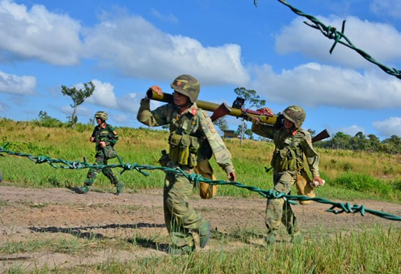 Cuộc diễn tập đã thành công tốt đẹp đã góp phần nâng cao trình độ chỉ huy tác chiến của đội ngũ cán bộ các cấp, khả năng phối hợp, hiệp đồng chiến đấu quân binh chủng của phân đội; qua đó nâng cao chất lượng tổng hợp và sức mạnh chiến đấu của Quân đoàn 3, xứng đáng là “cú đấm thép” trên Tây Nguyên. Ảnh: Xe tăng và bộ binh vượt cửa mở.