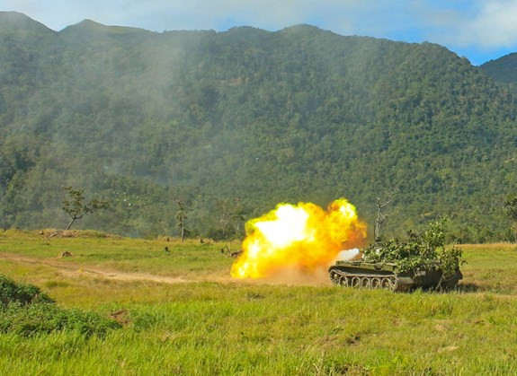 Xe tăng, không quân và các lực lượng hiệp đồng chặt chẽ, khai hỏa tiêu diệt trúng mục tiêu.