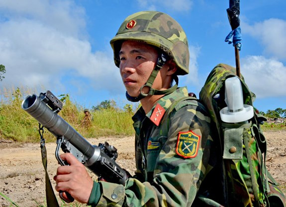 Chiến sĩ B41 chuẩn bị xung phong.