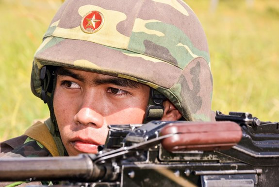 Chiến sĩ đại liên quan sát địch.