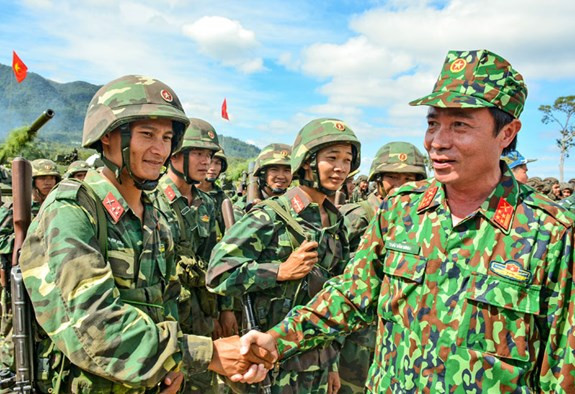 Đại tá Thái Văn Minh, Tư lệnh Quân đoàn 3 động viên cán bộ, chiến sĩ tham gia diễn tập bắn đạn thật.