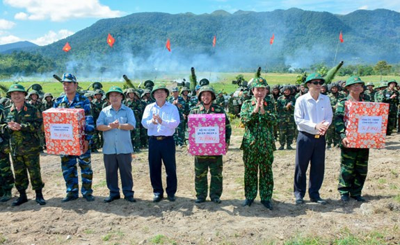 Bộ tư lệnh Quân đoàn 3 và đại diện chính quyền các tỉnh Kon Tum, Gia Lai, Đắk Lắk tặng quà động viên lực lượng bắn đạn thật.