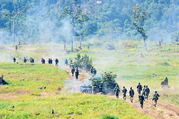 Xe tăng và bộ binh đánh địch co cụm.