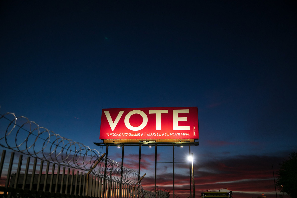 Trong lúc phe Cộng hòa tập trung vào kinh tế và vấn đề nhập cư, phe Dân chủ khẳng định họ sẽ bảo vệ những lợi ích về sức khỏe cho người dân dưới thời Tổng thống Barack Obama. Họ cũng chỉ trích ông Trump đã tiến hành những biện pháp tàn bạo để ngăn dòng người nhập cư vào Mỹ, tuyên bố sự chia rẽ mà ông gây ra cần phải được chấm dứt.