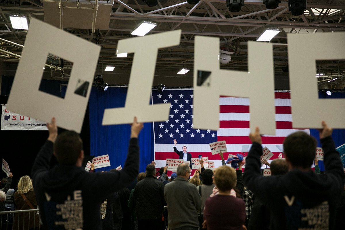 Khảo sát do Washington Post và ABC News công bố hôm 4/11 cho thấy trong khi đảng Dân chủ đang có ưu thế ở Hạ viện, phe Cộng hòa có thể sẽ có lợi từ những tín hiệu tích cực của nền kinh tế và lập trường cứng rắn của ông Trump về an ninh biên giới.