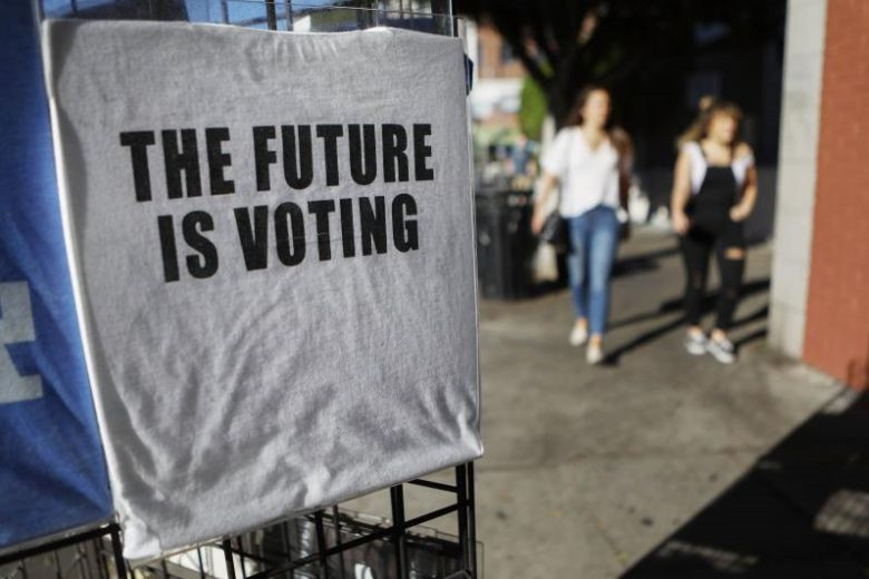 Ông Michael McDonald, giáo sư bộ môn Khoa học Chính trị của Đại học Florida, ước tính 31 triệu người Mỹ đi bầu cử sớm. Tại 25 bang, tỷ lệ người đi bầu tăng lên so với cuộc bầu cử giữa kỳ gần đây nhất, tuy nhiên vẫn chưa rõ phe nào được hưởng lợi từ sự gia tăng này. Ảnh: AFP