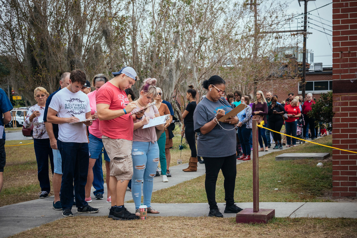 Theo Chủ tịch Ủy ban Quốc gia đảng Cộng hòa Ronna McDaniel, cử tri được chứng kiến kinh tế Mỹ phát triển vượt bậc trong 2 năm qua, dưới thời chính quyền Tổng thống Trump. "Họ đang kiếm nhiều tiền hơn. Nhiều việc làm được tạo ra. Đó là bằng chứng đầy sức thuyết phục", bà nói trên đài ABC. Phe Cộng hòa đón nhận thông tin tốt khi báo cáo mới nhất cho thấy nền kinh tế Mỹ đã tạo ra 250.000 việc làm trong tháng 10.