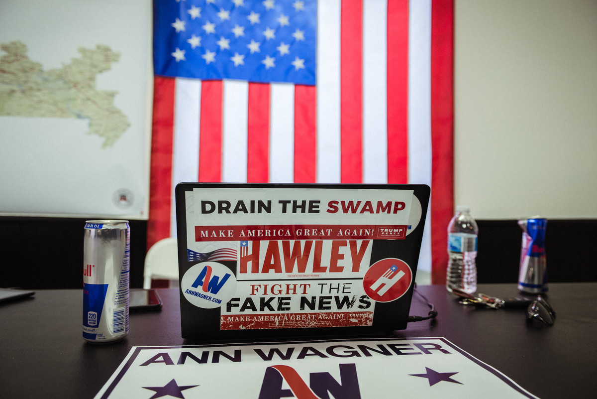 Nỗ lực đang lên tới cao trào khi đảng Cộng hòa và Dân chủ bước vào chặng đua nước rút vận động cử tri bỏ phiếu trước thềm cuộc bầu cử giữa nhiệm kỳ. Cuộc bầu cử được coi như một cuộc trưng cầu dân ý đối với 2 năm đầu nhiệm kỳ của Tổng thống Mỹ Donald Trump đồng thời đóng vai trò quan trọng định hình đường lối chính sách của xứ sở cờ hoa hai năm tới. (Nguồn ảnh: New York Times)