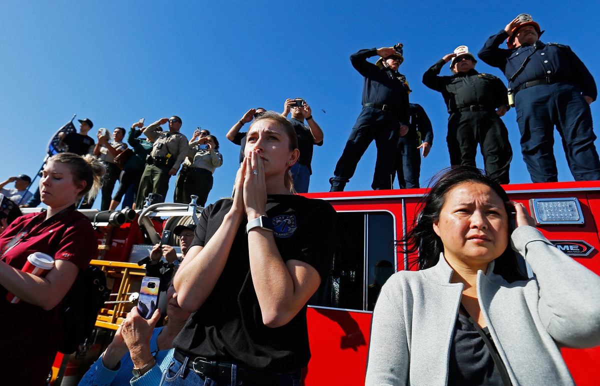 Trung sĩ Helus có vợ và một con trai. Trước khi chạy đến quán bar, ông nói chuyện với vợ qua điện thoại. "Anh phải xử lý một cuộc gọi. Anh yêu em. Nói chuyện sau nhé", ông nói, theo Los Angeles Times. Ảnh: Reuters.