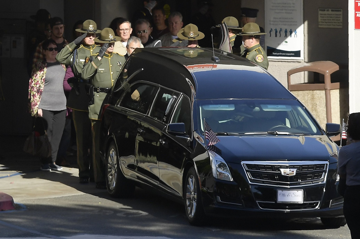 Trung sĩ cảnh sát Helus, 54 tuổi, làm việc tại văn phòng cảnh sát trưởng hạt Ventura, California. Đêm 7/11, anh cùng các đồng đội chạy đến quán bar Borderline Bar &amp; Grill ở thành phố Thousand Oaks khi nhận được tin về một vụ xả súng. Ảnh: AP.