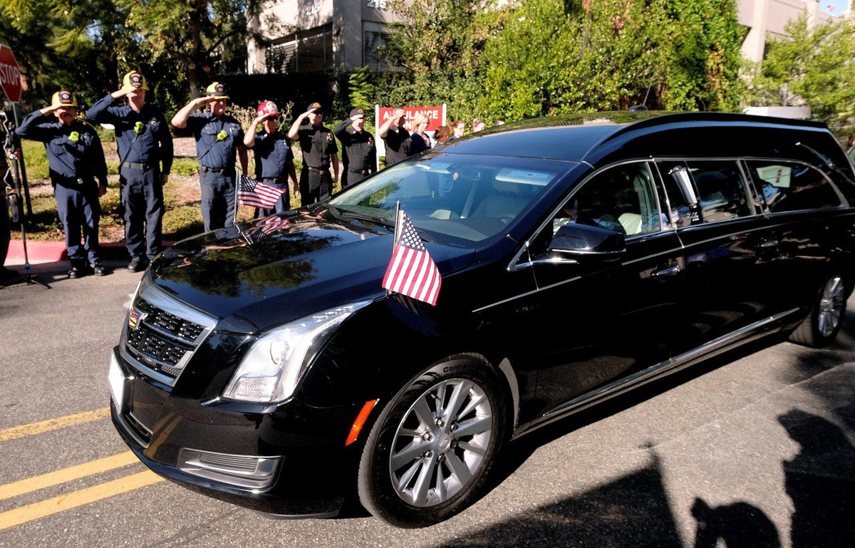 Vị sĩ quan, người có 29 năm làm công việc hiện tại và dự kiến nghỉ hưu trong một năm nữa, là một trong những cảnh sát đầu tiên xông vào trong quán bar để cố khống chế tay súng. Ông bị trúng vài phát đạn và sau đó qua đời tại bệnh viện. Ảnh: Reuters.