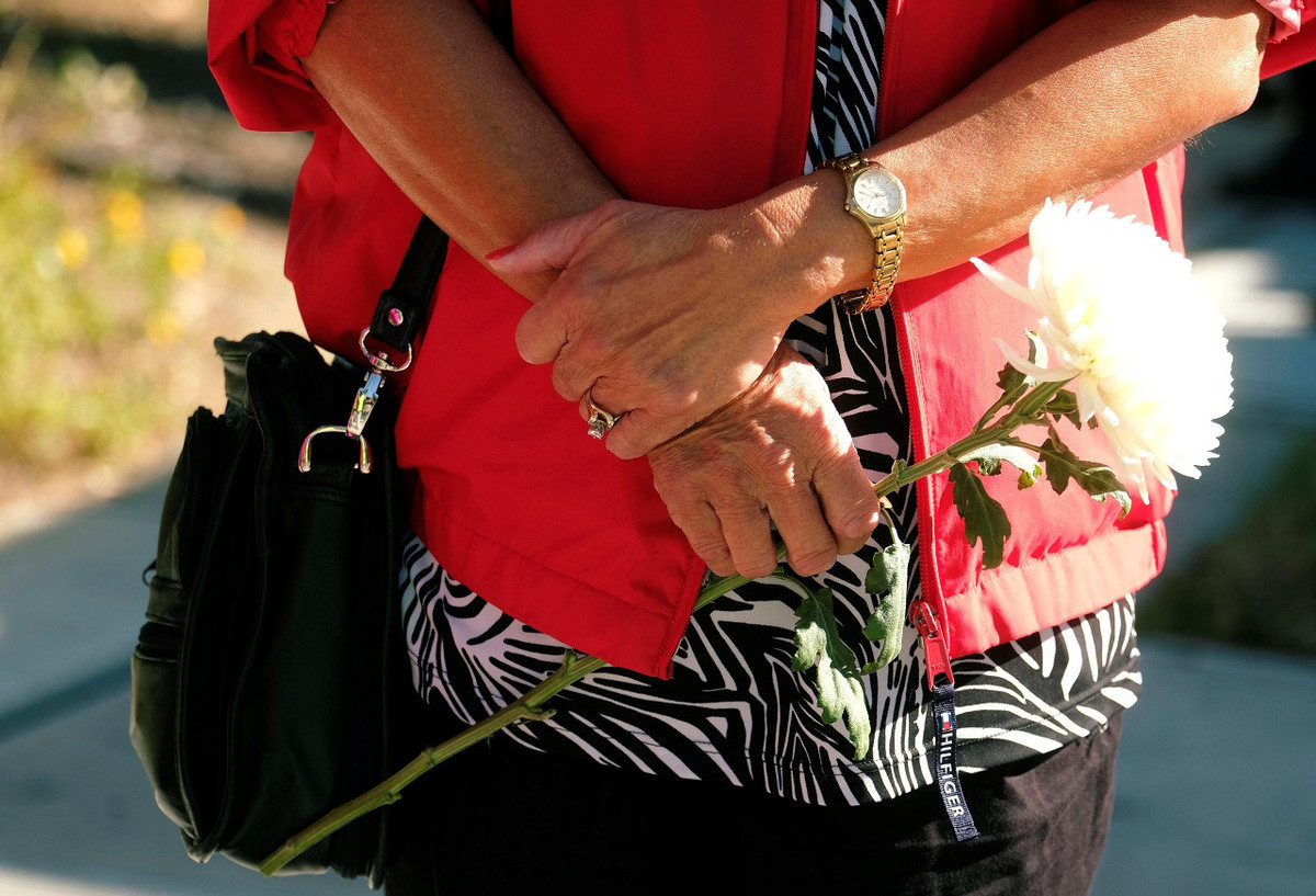 "Nơi này cực kỳ yên bình là nhờ cậu ấy", ông Zac Hernandez, 56 tuổi, người sống đối diện nhà ông Helus trong 20 năm qua, cho hay. "Tôi sẽ rất nhớ cậu ấy. Tôi thực sự không thể tin cậu ấy đã ra đi". Ảnh: Reuters.