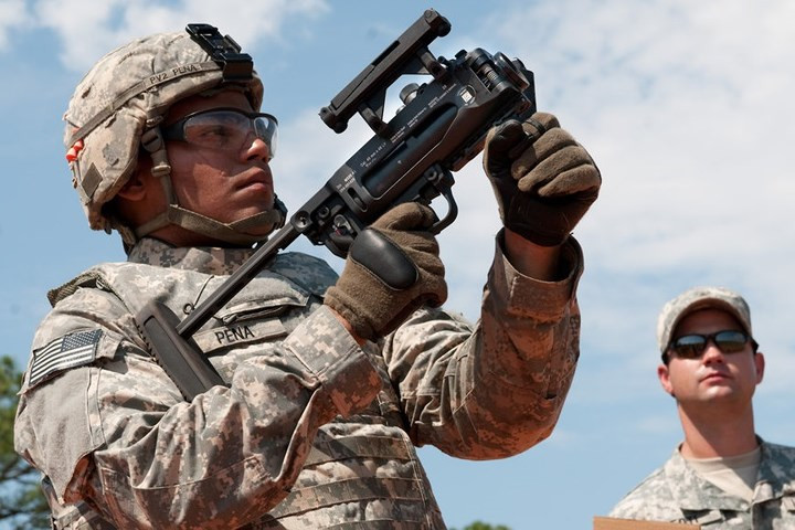 Súng phóng lựu M320 có thể hoạt động độc lập hoặc gắn bên dưới một khẩu súng trường. Súng có độ chính xác cao và dễ cầm nắm.