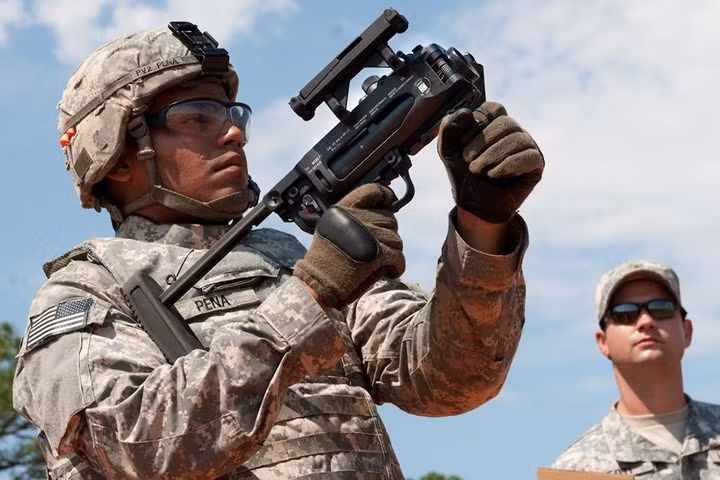 Súng phóng lựu M320 có thể hoạt động độc lập hoặc gắn bên dưới một khẩu súng trường. Súng có độ chính xác cao và dễ cầm nắm.