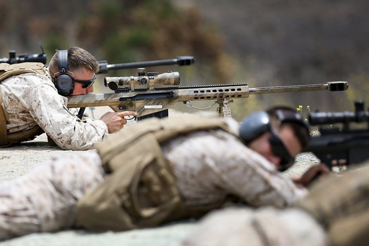 Súng bắn tỉa tầm xa M107 bắn đạn lớn 12,7x99mm với tầm bắn hiệu quả cao – lên tới 1981m.