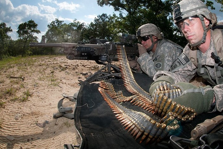 Súng trung liên M240B bắn đạn 7,62mm.