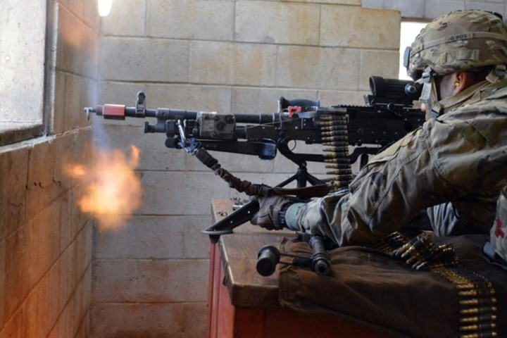 Khẩu trung liên M240L nhẹ hơn nhiều so với khẩu M240B.