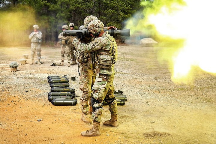 Súng không giật M3 Carl Gustaf 84mm có thể bắn đạn nổ vào nhiều loại mục tiêu kể cả xe thiết giáp./