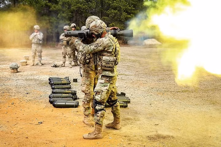 Súng không giật M3 Carl Gustaf 84mm có thể bắn đạn nổ vào nhiều loại mục tiêu kể cả xe thiết giáp./