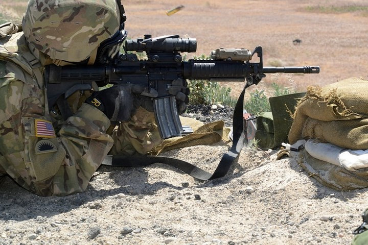 Súng carbine M4 bắn đạn 5,56mm. Đây là phiên bản ngắn của súng M16A2.