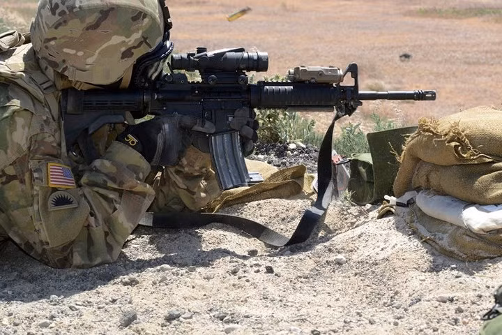 Súng carbine M4 bắn đạn 5,56mm. Đây là phiên bản ngắn của súng M16A2.