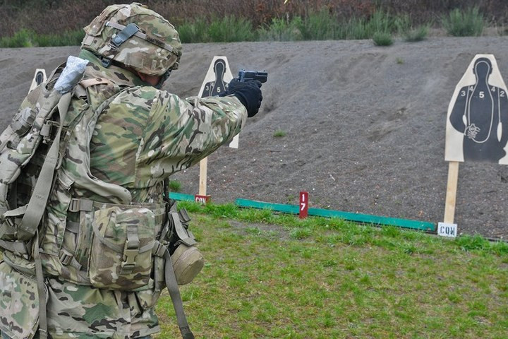 Súng ngắn M11 là một loại vũ khí 9mm khác nữa dùng để thay cho khẩu M1911. Tuy nhiên quân đội Mỹ đang sử dụng khẩu M17 và M18 để thay thế tiếp M11.