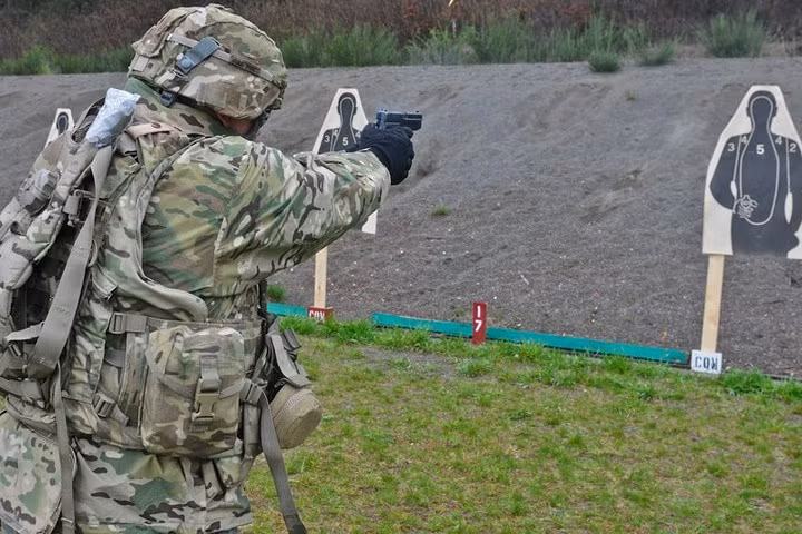 Súng ngắn M11 là một loại vũ khí 9mm khác nữa dùng để thay cho khẩu M1911. Tuy nhiên quân đội Mỹ đang sử dụng khẩu M17 và M18 để thay thế tiếp M11.