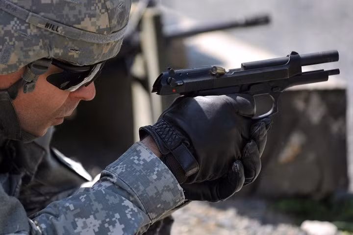 Súng ngắn M9 cỡ nòng 9mm là loại mà lục quân Mỹ dùng để thay thế khẩu M1911 từ giữa thập niên 1980.