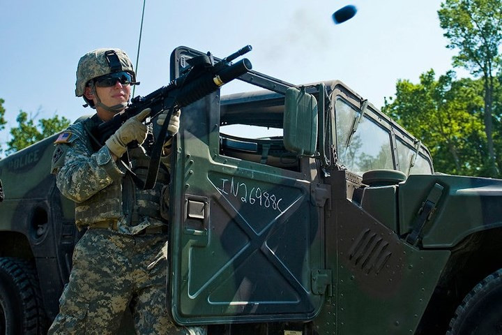 Súng M16 có thiết bị phóng lựu M203 (với lựu đạn cỡ 40mm).