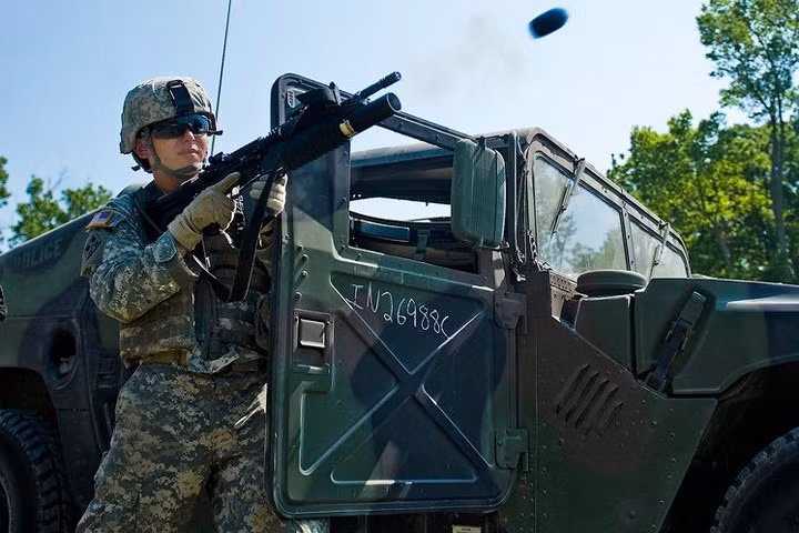 Súng M16 có thiết bị phóng lựu M203 (với lựu đạn cỡ 40mm).