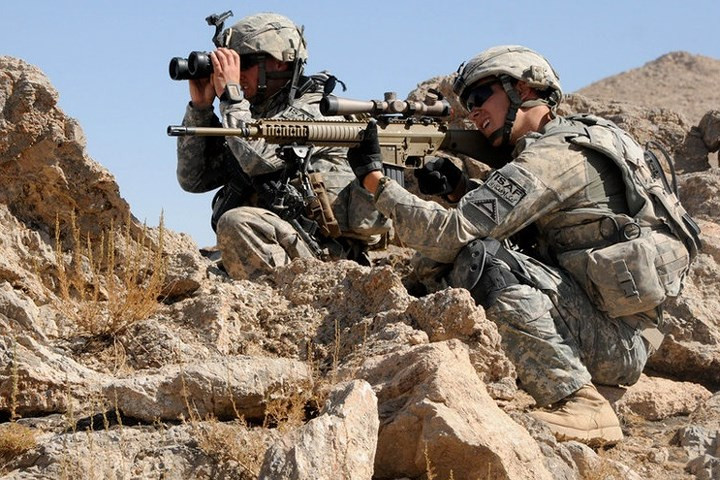 Hệ thống súng bắn tỉa bán tự động M110. Khẩu này bắn đạn cỡ 7,62x51mm, với tầm bắn hiệu quả hơn 792m.