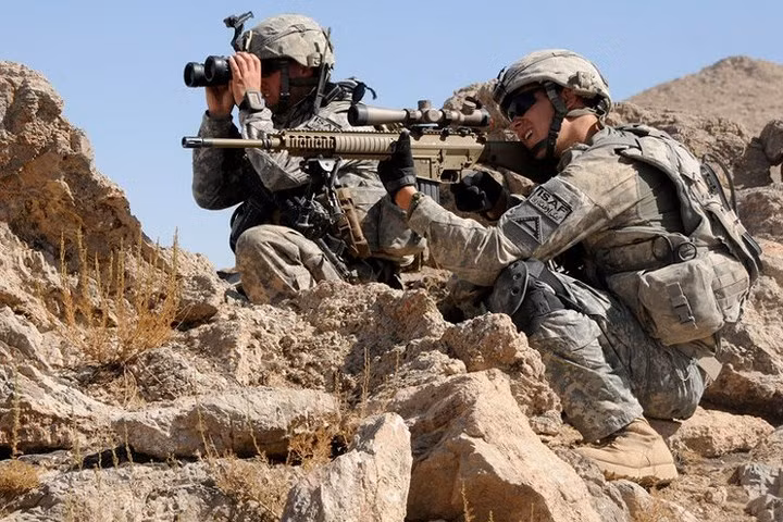 Hệ thống súng bắn tỉa bán tự động M110. Khẩu này bắn đạn cỡ 7,62x51mm, với tầm bắn hiệu quả hơn 792m.