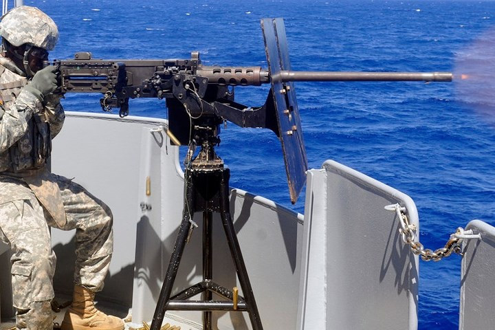  Súng máy M2 có tầm bắn hiệu quả lên tới hơn 6.705,6m. Tuy nhiên khẩu này rất nặng, tới hơn 38kg.