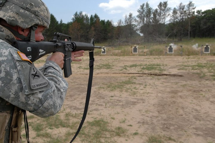 Súng trường tấn công M16A2 bắn cùng loại đạn và sơ tốc đạn đầu nòng tương tự khẩu M4.