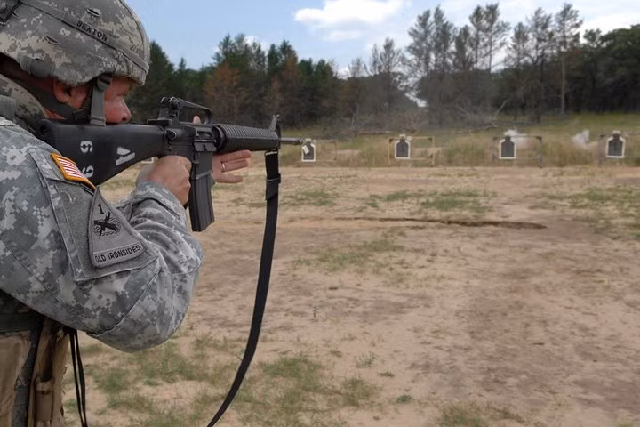 Súng trường tấn công M16A2 bắn cùng loại đạn và sơ tốc đạn đầu nòng tương tự khẩu M4.