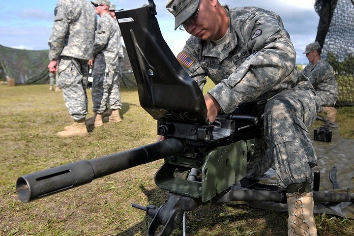 Khẩu súng máy phóng lựu MK19, có thể gắn lên càng 3 chân. Tầm bắn hiệu quả của súng là hơn 2.133,6m.