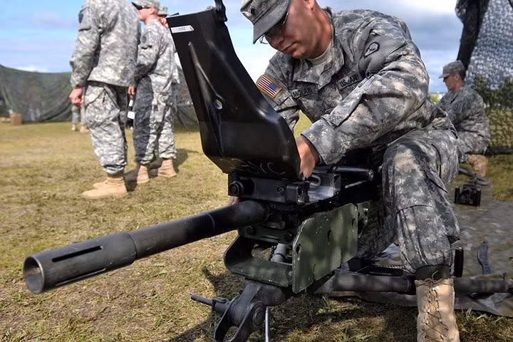 Khẩu súng máy phóng lựu MK19, có thể gắn lên càng 3 chân. Tầm bắn hiệu quả của súng là hơn 2.133,6m.