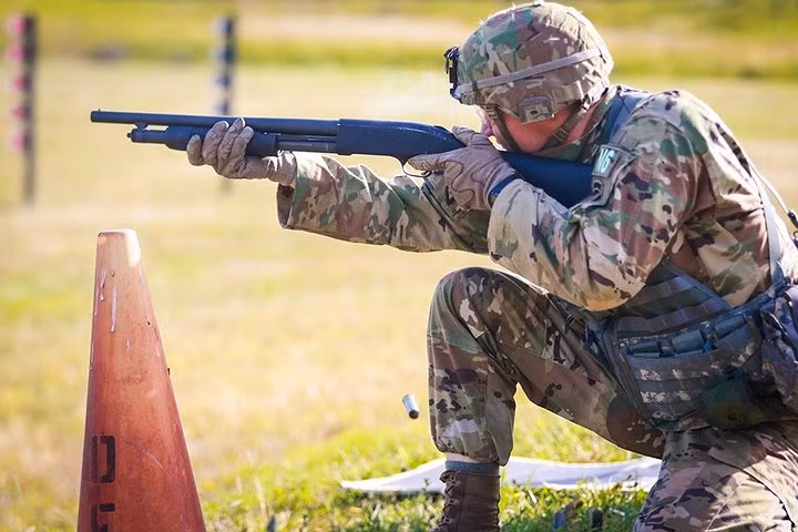 Súng bắn đạn ghém M500 thường có ống chứa được 5 viên đạn. Lục quân Mỹ bắt đầu phát súng bắn đạn ghém cho binh sĩ trong Thế chiến 1 để “dọn dẹp” chiến hào và phát khẩu M500 từ thập niên 1980.