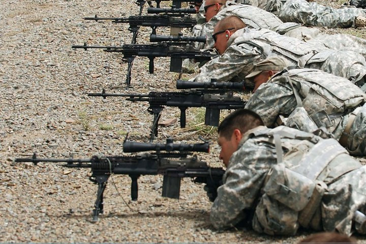 Súng trường tấn công M14 bắn đạn 7,62mm.