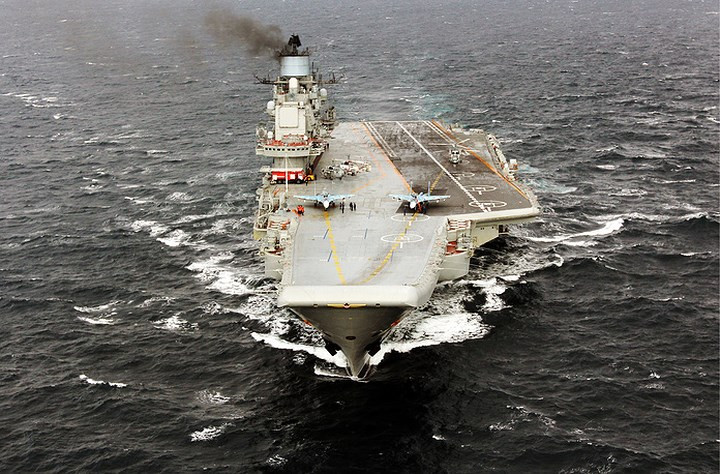 Tàu sân bay Đô đốc Kuznetsov là tàu chiến lớn nhất của Hải quân Nga, có thể chở theo 52 máy bay trong đó có Su-33, MiG-29K, Ka-27 và Su-25.