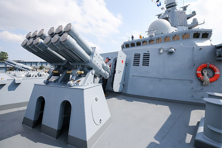 Tàu khu trục Đô đốc Gorshkov được trang bị các tên lửa dẫn đường Oniks và Kalibr, cùng hệ thống tên lửa đất đối không Poliment-Redut.